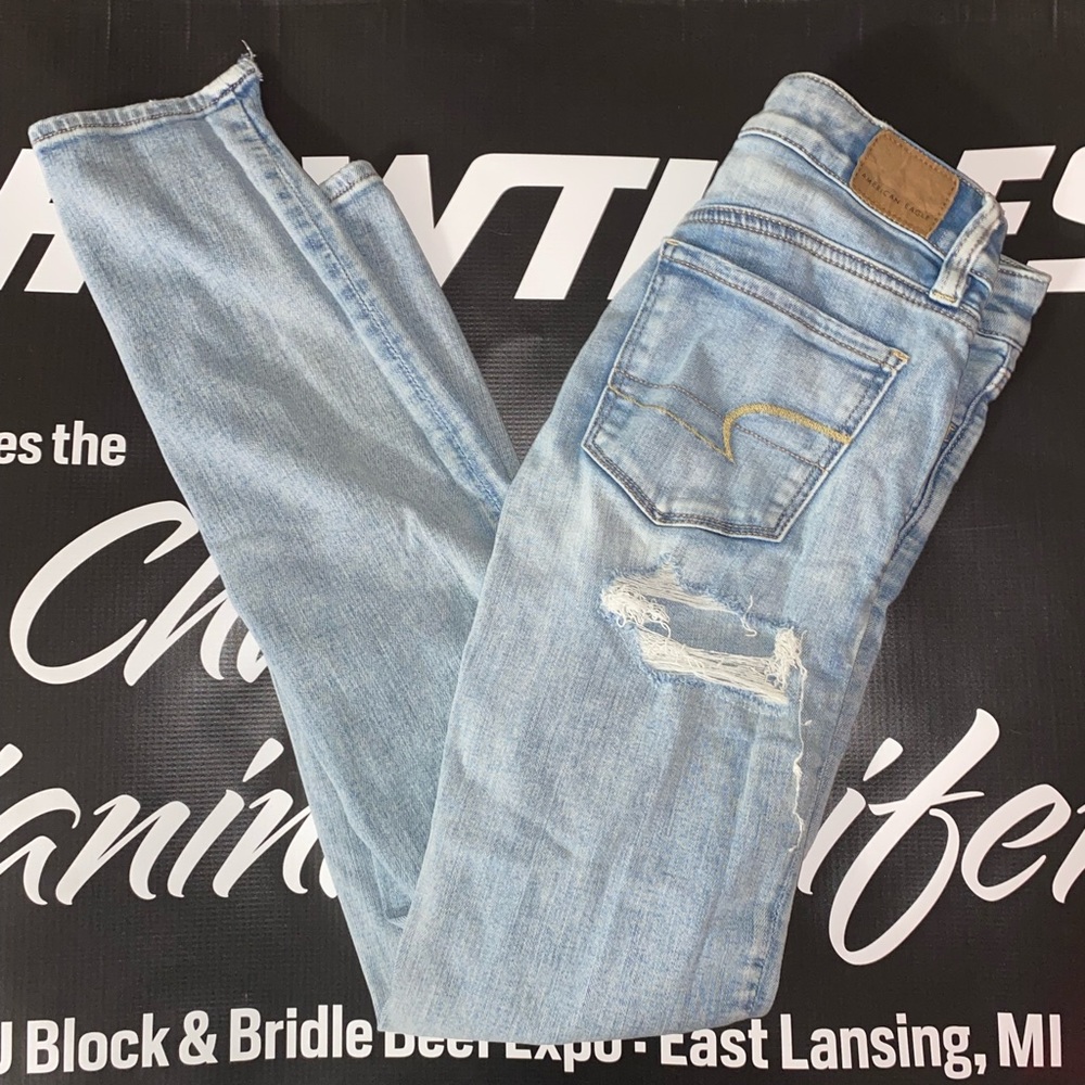 Light wash AE ripped skinny jeans